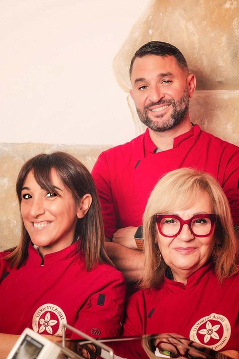 Derrière Les Navettes Aixoises, il y a Patrice, artisan passionné, son épouse Laetitia et sa maman, gardienne des traditions familiales.